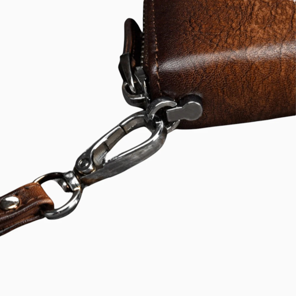 Détail attache métallique et fermeture zip portefeuille cuir marron foncé femme