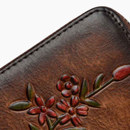 Détail cuir marron foncé portefeuille femme avec motif floral et couture
