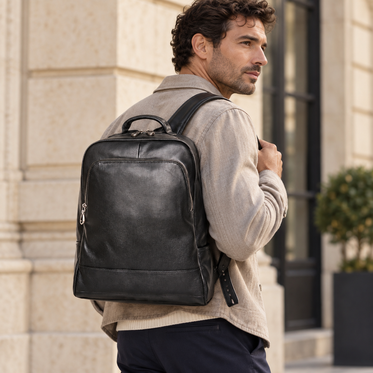 Sac à dos Le Boss en cuir noir grainé porté avec une surchemise taupe — Élégance Cuir