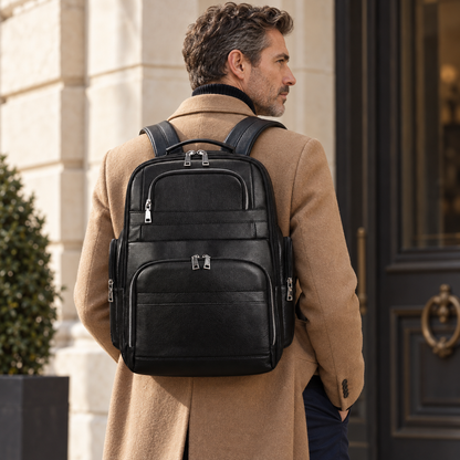 Sac à dos Le Baron en cuir noir porté avec un manteau camel — Élégance Cuir