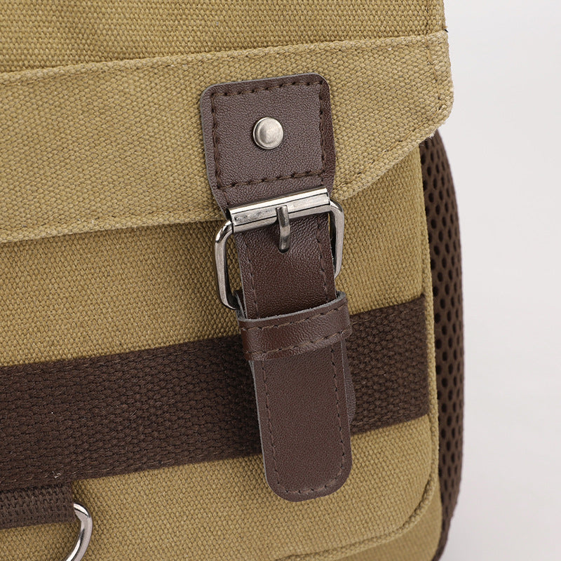 Détail des boucles et finitions brunes du sac Aventure