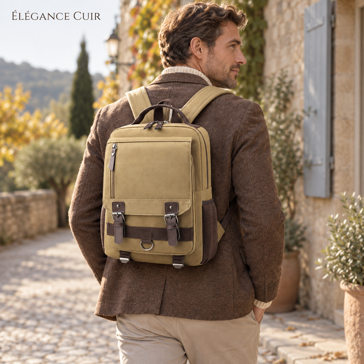 Sac à dos Aventure en toile sable porté par un homme, univers Élégance Cuir