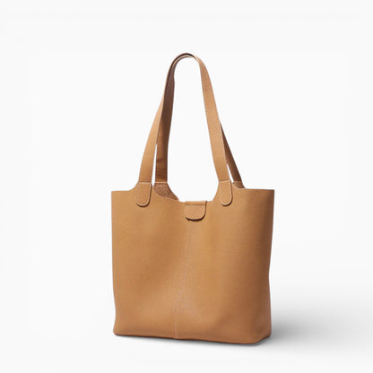 Grand sac cabas en cuir camel pour femme, modèle Toulouse d'Élégance Cuir, vu de l'angle.