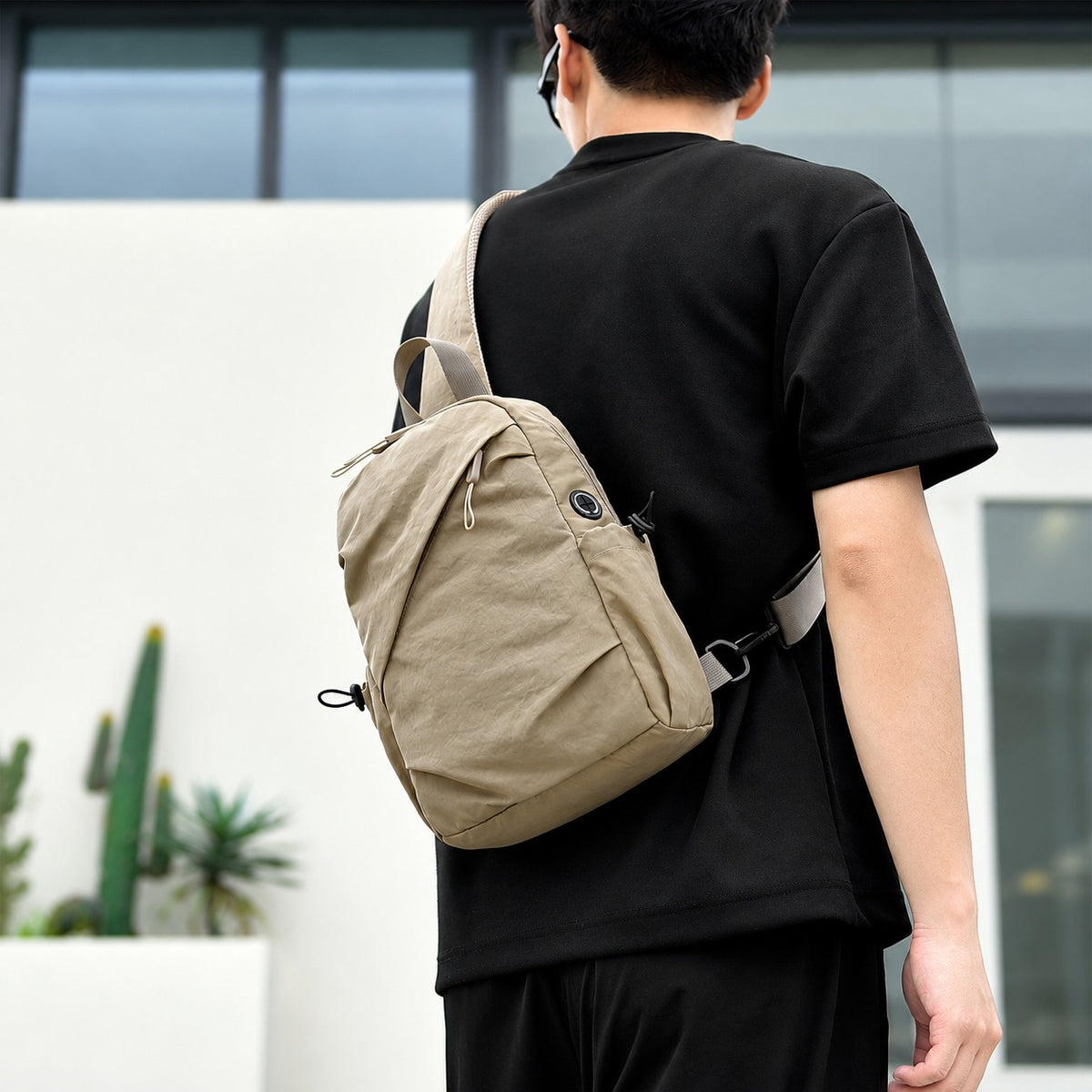 Sacoche Escalade beige portée dans le dos avec une tenue sportive
