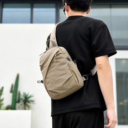 Sacoche Escalade beige portée dans le dos avec une tenue sportive