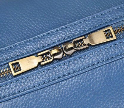 Détail fermeture éclair du sac de voyage en cuir bleu