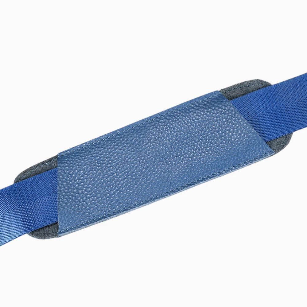 Détail protection épaule de la bandoulière en cuir bleu