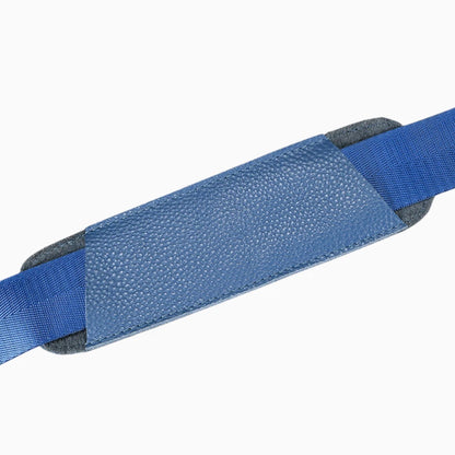 Détail protection épaule de la bandoulière en cuir bleu