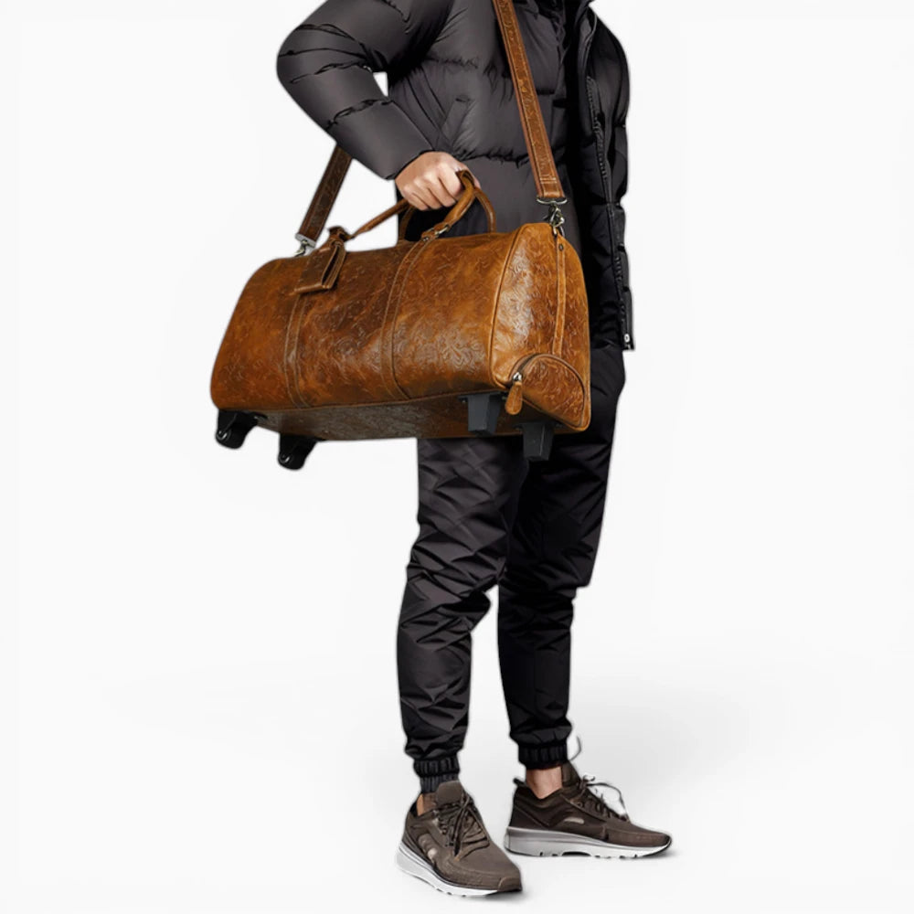Sac de voyage en cuir marron porté à la main avec bandoulière