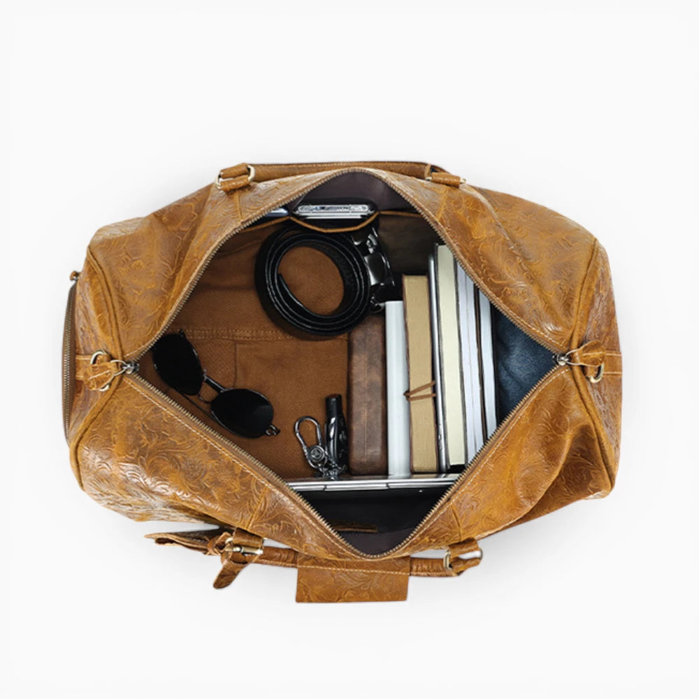 Intérieur du sac de voyage en cuir marron avec roulettes et rangement