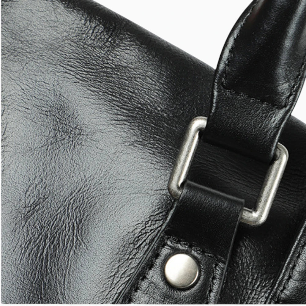Détail du cuir noir avec attache métallique du sac de voyage
