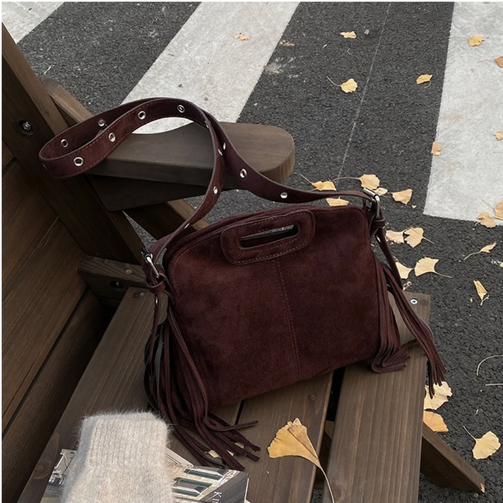 Sac Solène café posé sur un banc, bandoulière à œillets