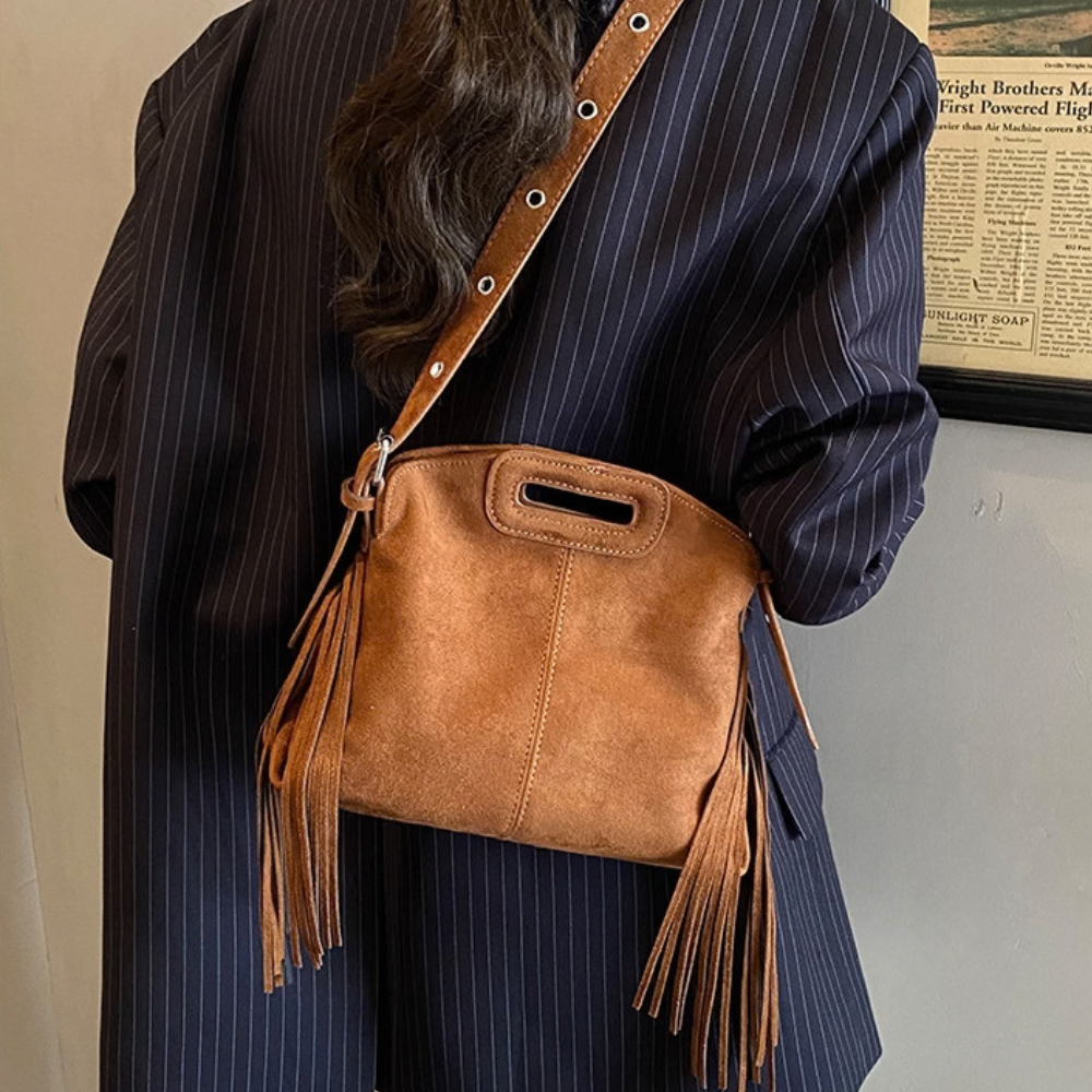 Sac Solène camel porté en bandoulière avec une veste ample
