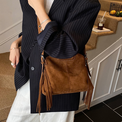 Sac Solène camel porté à l’épaule avec une veste bleu marine