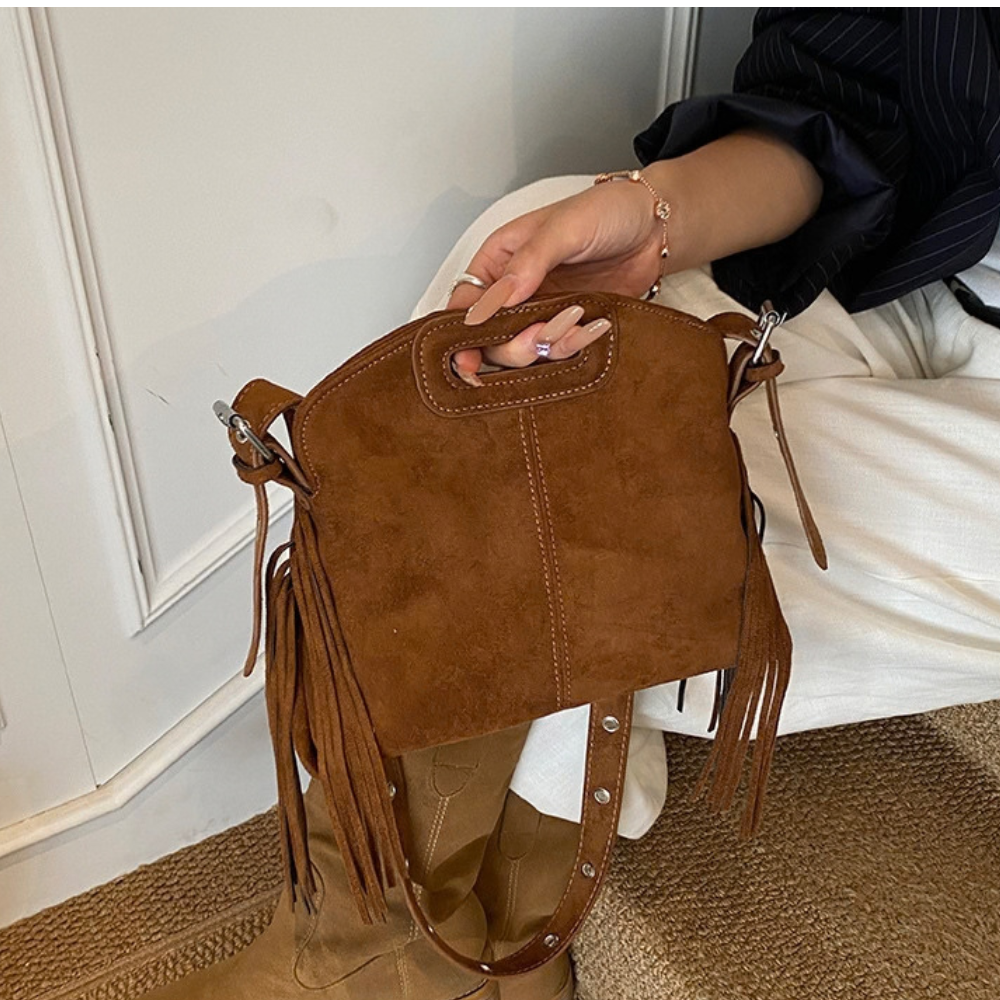 Sac Solène camel porté à la main, poignées intégrées et franges visibles