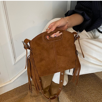 Sac Solène camel porté à la main, poignées intégrées et franges visibles