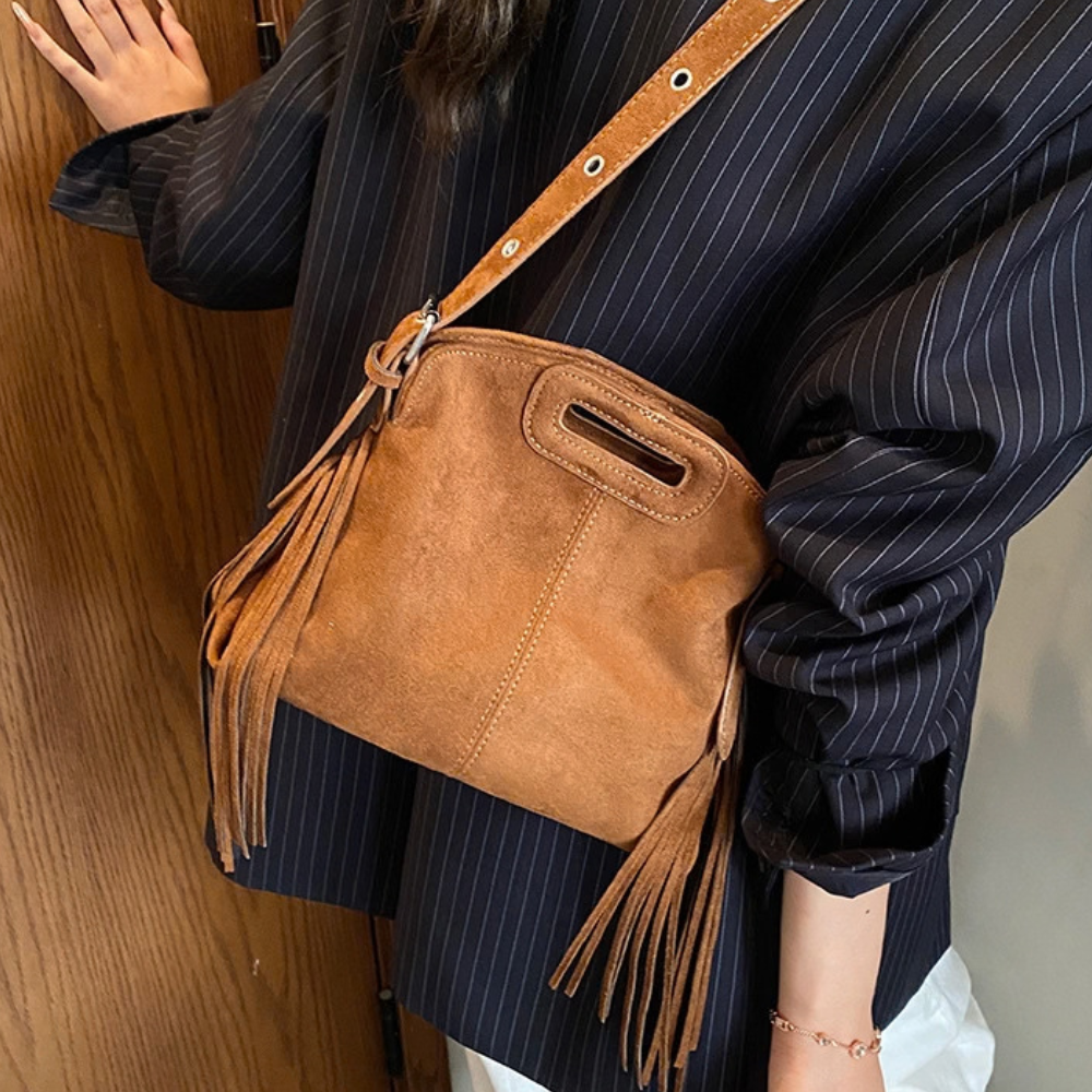 Sac Solène camel porté en bandoulière, vue rapprochée