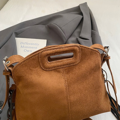 Détail du daim végan camel et de la poignée du sac Solène
