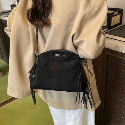 Sac Solène noir porté en bandoulière avec une veste beige