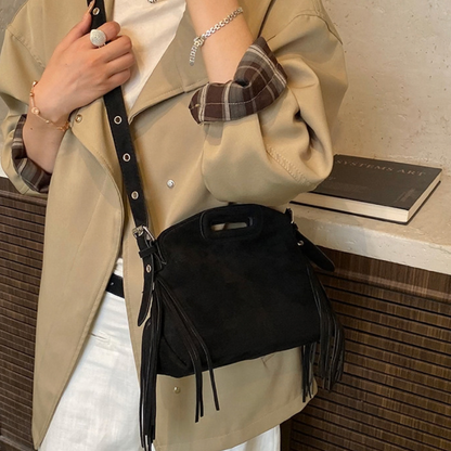 Sac Solène noir porté avec une veste beige et une bandoulière à œillets