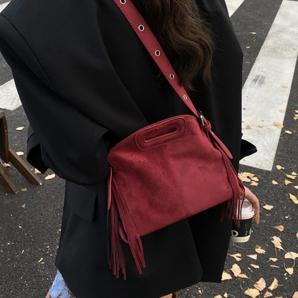 Sac Solène rouge porté en bandoulière avec un manteau noir